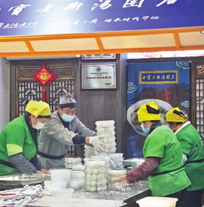 郑长江(左二)正在打包订单。