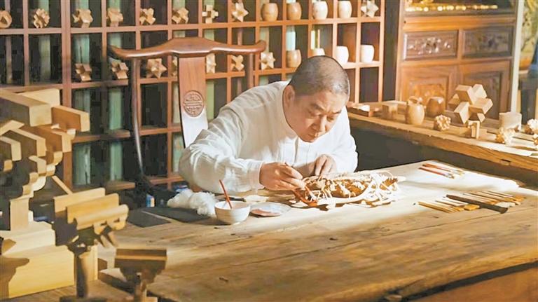丁全精雕细琢制作木艺作品。 受访者供图