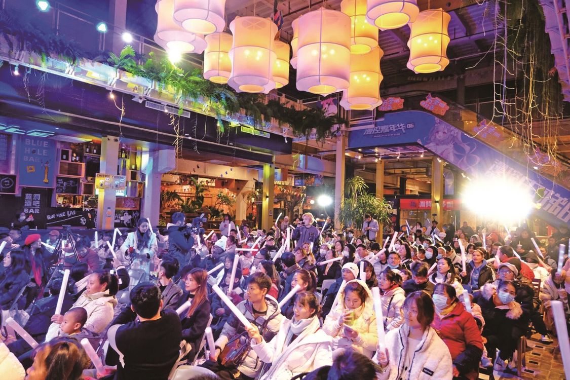 元宵夜，在南寧百益上河城，歌手在為市民獻唱。記者 尹世斌 攝