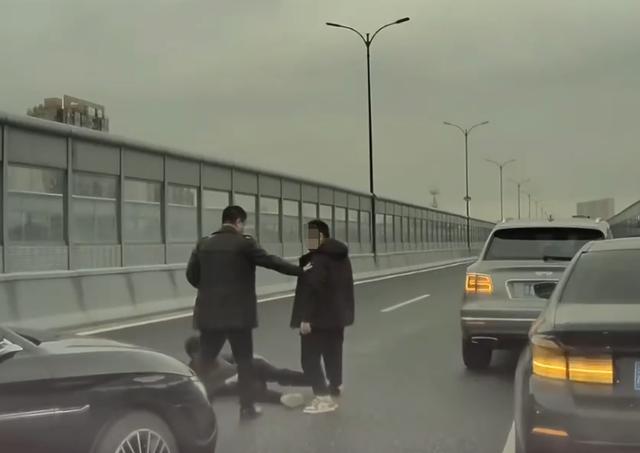 杭州宾利车主拦停宝马暴打司机，获奖20万的劝架律师详述经过（特警暴打司机）宾利撞人案结果，