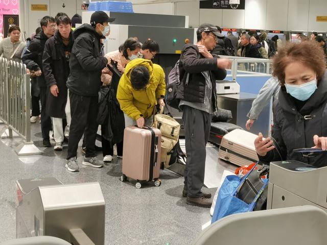 △进入地铁安检时,提着大包小包的乘客们要忍受乱哄哄的队伍和长时间的等待,给他们带来了不愉快的体验。