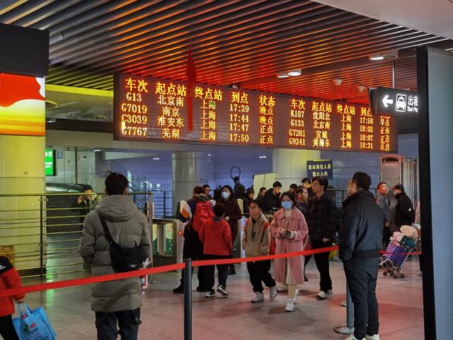 △图为上海火车站西北出站口。从这里出站后通过一条漫长的东西向地下通道,便能换乘地铁三四号线上海火车站站。