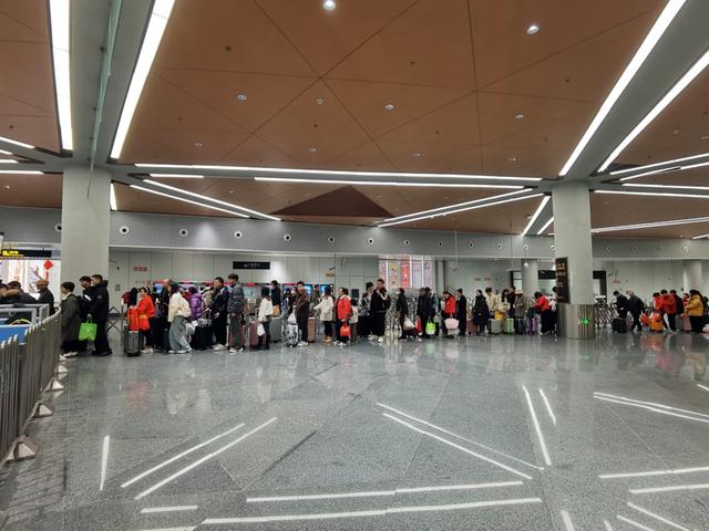 △后方的乘客再次被要求绕行至地铁站6号出入口。6号出入口安检处安检机器前方,队伍足足排了有四五十米长。