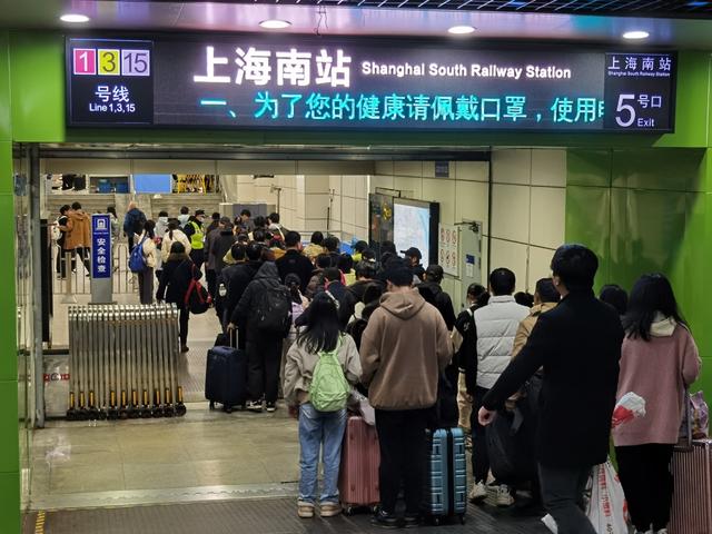 △随着换乘乘客被分流至5号口,5号口的安检处前也很快排起二三十米长的队伍。