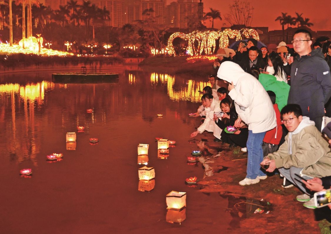 市民放河燈祈願。記者 蘇華 攝