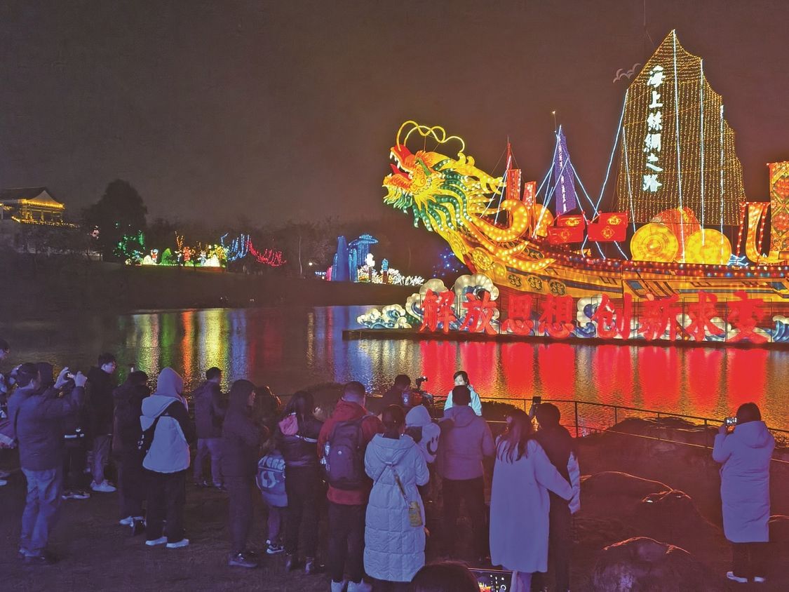南寧市青秀山風景區的燈會吸引了不少遊客前來觀賞。梁銘 攝