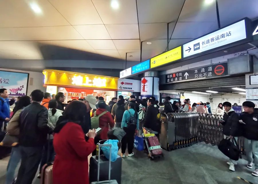 △随着列车抵达上海南站,1号线和15号线的4号出入口正迎来换乘大客流。