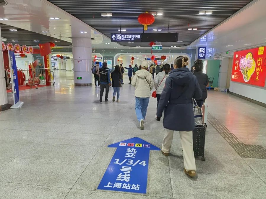 △记者现场观察发现,火车站北广场的地下换乘通道相对封闭。