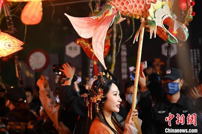 2月25日晚,正月十六,广东省潮州市溪口村,鱼灯队从“蔗巷”穿过。 陈楚红摄