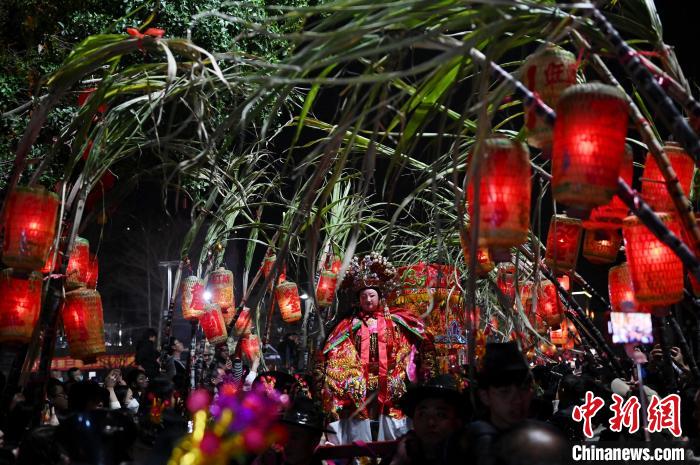 2月25日晚,正月十六,广东省潮州市磷溪镇溪口村举办传统民俗文化活动“穿蔗巷”。 陈楚红摄