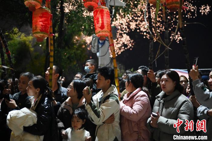 2月25日晚,正月十六,广东省潮州市磷溪镇溪口村举办传统民俗文化活动“穿蔗巷”。 陈楚红摄