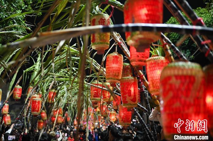 2月25日晚,正月十六,广东省潮州市磷溪镇溪口村举办传统民俗文化活动“穿蔗巷”。 陈楚红摄