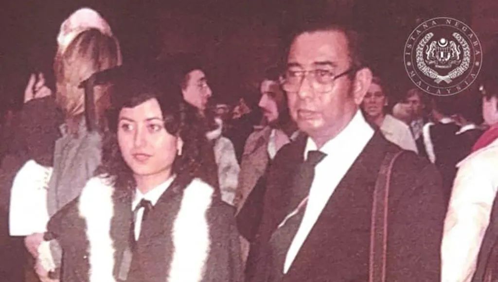 ·讀書時期的蘇菲亞(左)。