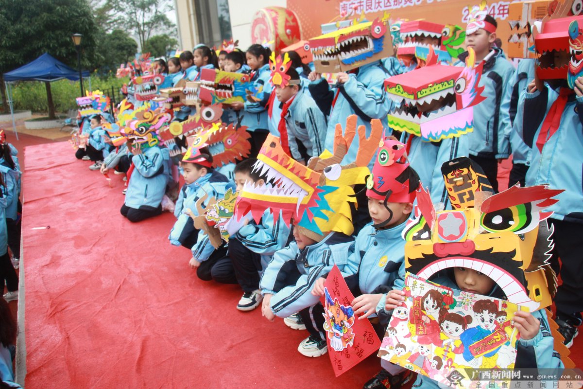 孩子们拿着自己寒假里做好的龙头工艺品展示。学校供图