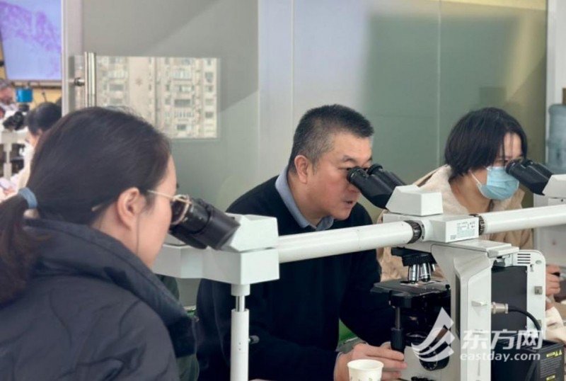 (汪寅教授在阅片教学(左二))