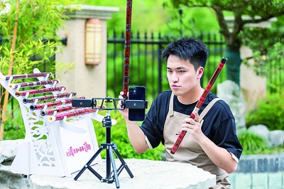     紫荆村的年轻人正在直播卖竹笛。资料图片