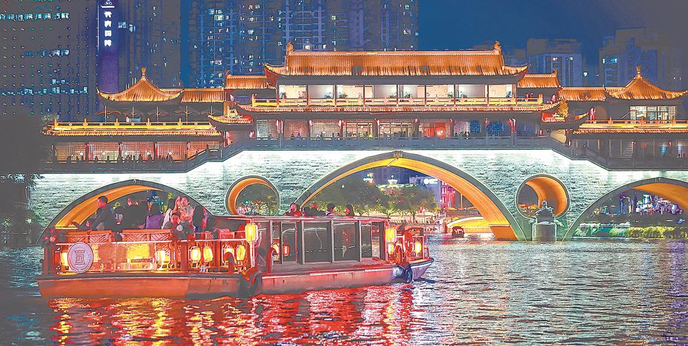 ▲成都将持续推出夜间经济示范点位，优化提升“夜游锦江”等特色品牌。 