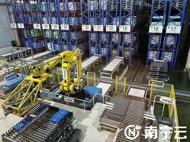 广西皇氏乳业有限公司智能工厂内,码垛机器人在工厂立体库自动完成产品码垛