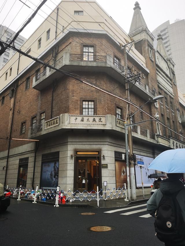 阴雨天挡不住观众一早在中国大戏院占位 诸葛漪摄