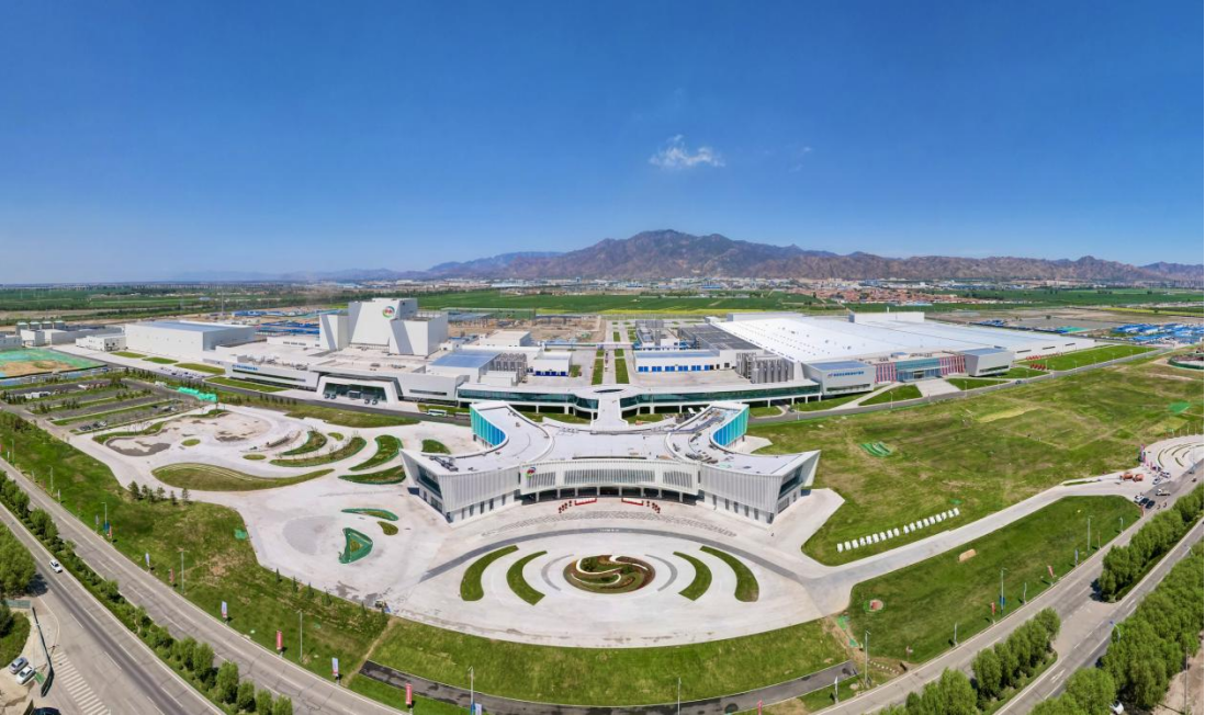 图为:伊利现代智慧健康谷引领全链高质量发展。