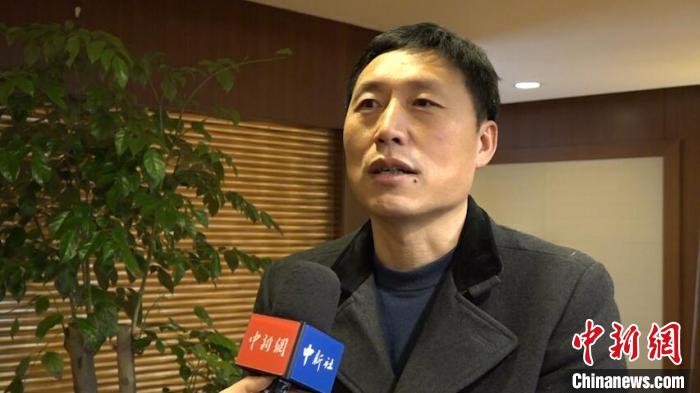 上海市郵政管理局市場監管處副處長王海鴻接受中新網記者採訪。張踐 攝
