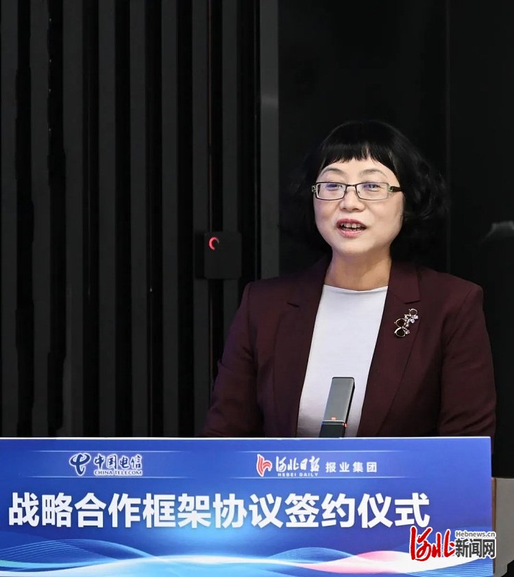 河北日报报业集团党委书记、社长赵兵在签约仪式上致辞。张昊摄