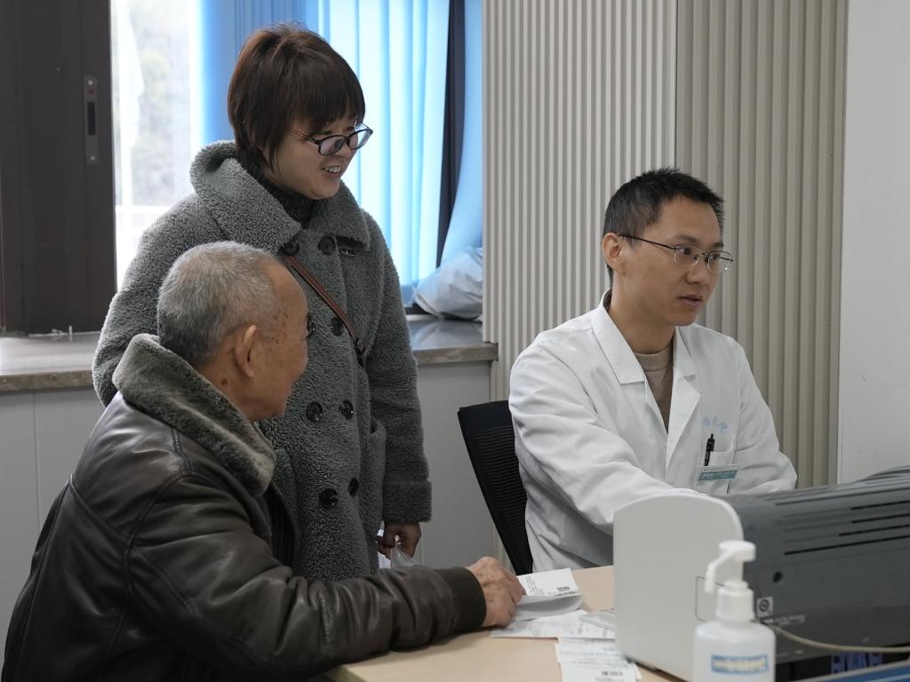 “周末门诊”迎来首批患者。医院供图