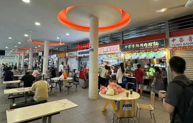 新加坡的食阁餐饮相对平价(受访者供图)