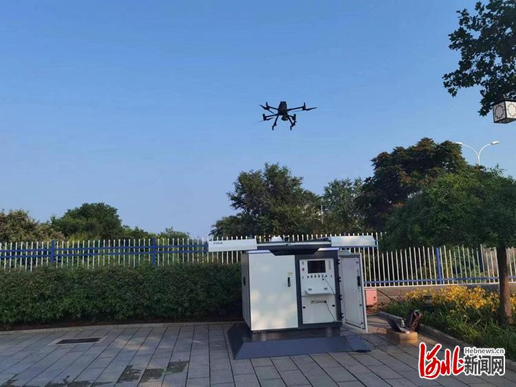 图为中国移动5G网联无人机的机库。