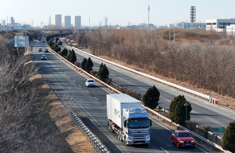 2024年2月22日，一輛小馬智行自動駕駛卡車（前左）行駛在京津塘高速北京至天津段（無人機照片）。新華社記者 鞠煥宗 攝