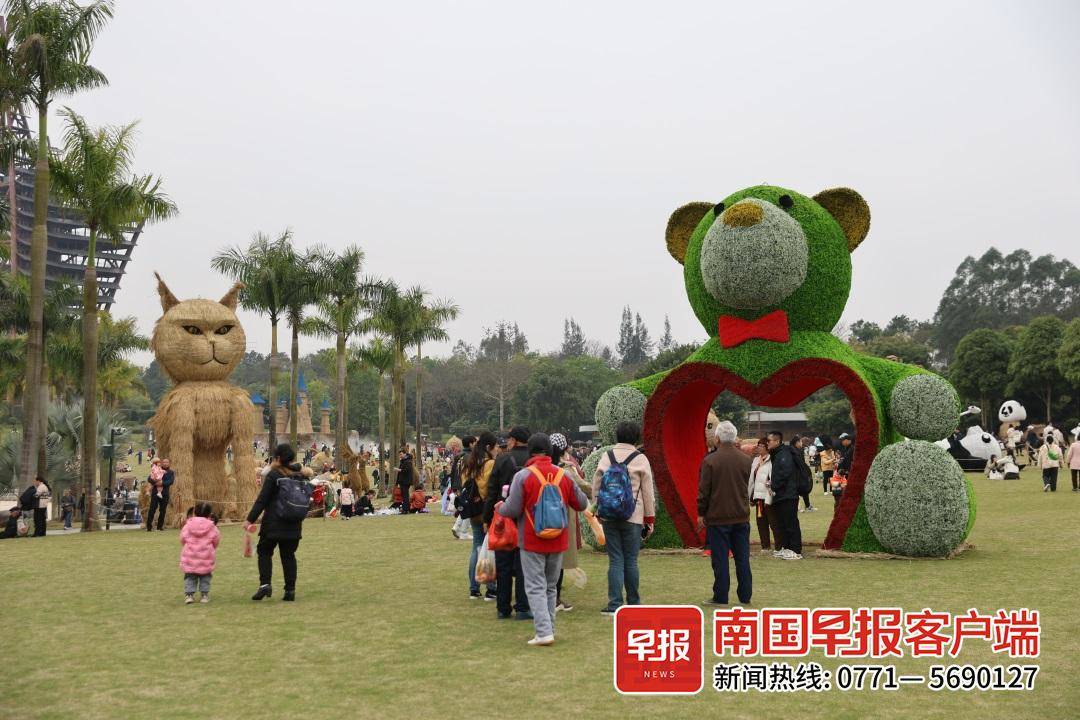 ▲市民在南宁园博园巨型稻草人王国内游玩。