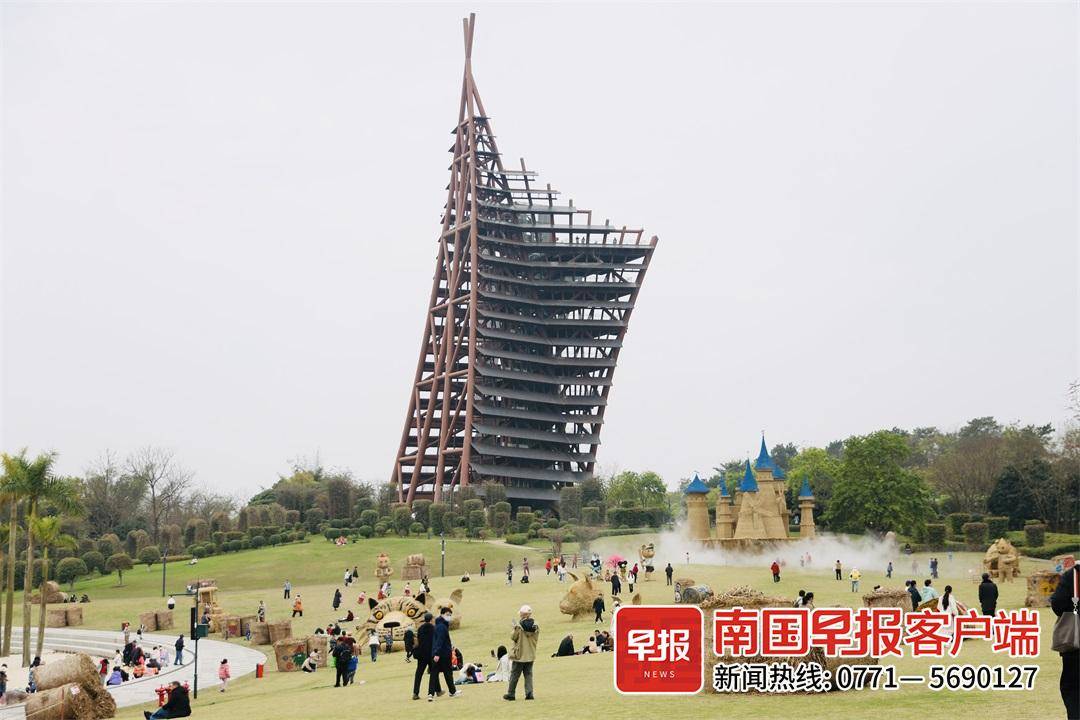 ▲南宁园博园巨型稻草人王国。