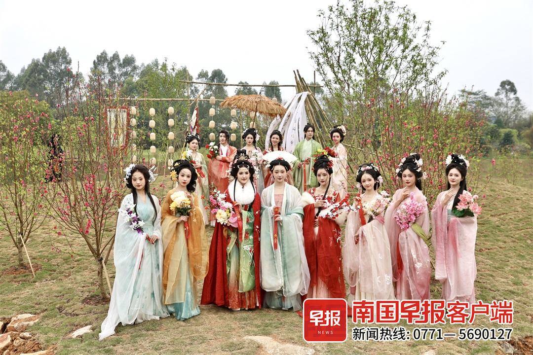 ▲花神方阵在南宁园博园内赏桃花。