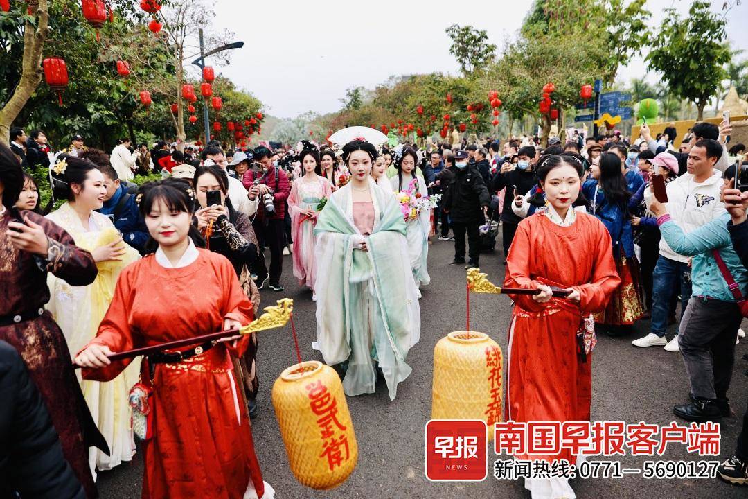 ▲花神巡游在南宁园博园内游行。