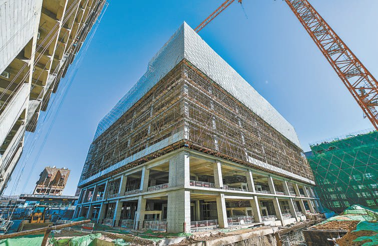 新首钢国际人才社区项目“融石广场”正在加紧建设中。本报记者 邓伟摄