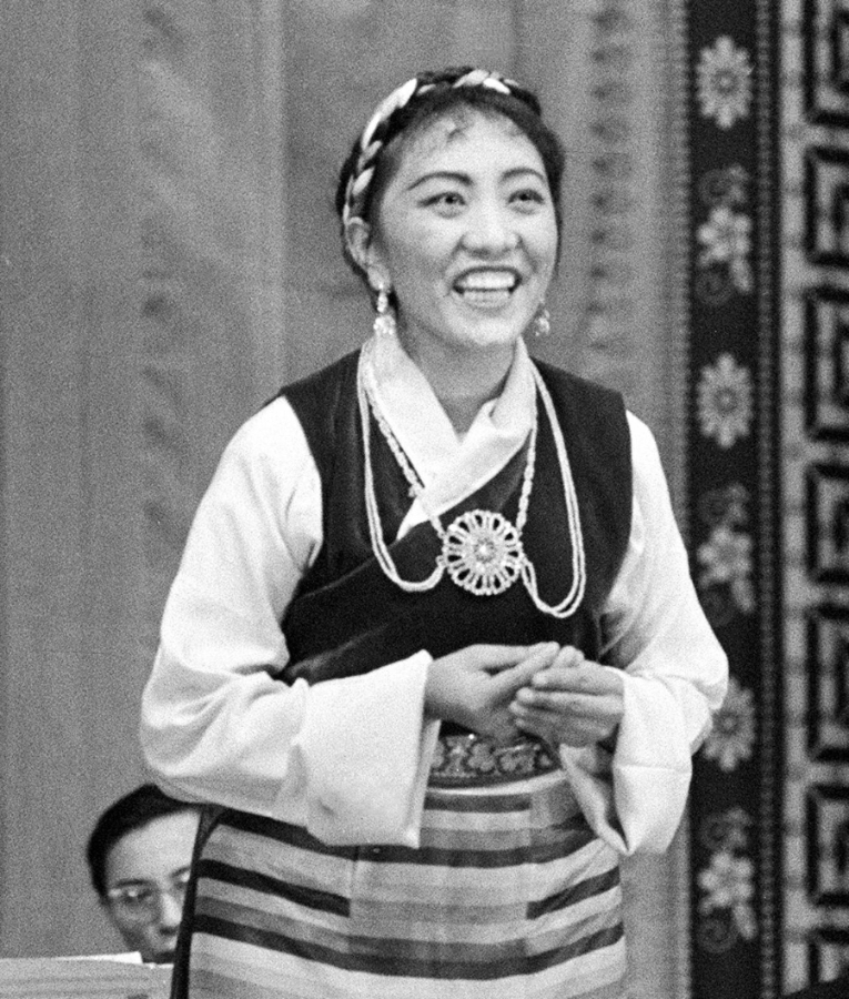 藏族歌唱家才旦卓瑪在演唱《唱支山歌給黨聽》。新華社記者 寧凡 攝（1963年12月16日發）