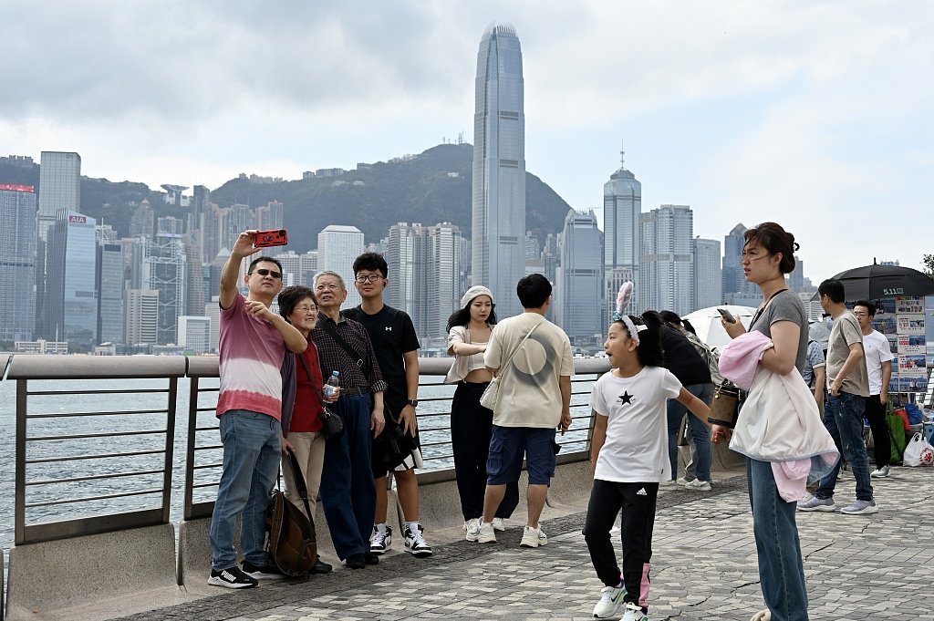 2024年2月20日,香港,旅客于香港尖沙咀星光大道一带游玩。(视觉中国)