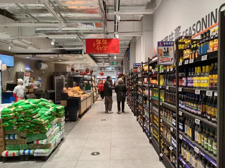 大润发大渡河路店内,市民正在选购商品。