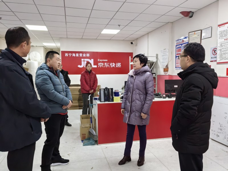 全國政協委員、青海省工商聯主席李青在基層調研（右二）。受訪者供圖