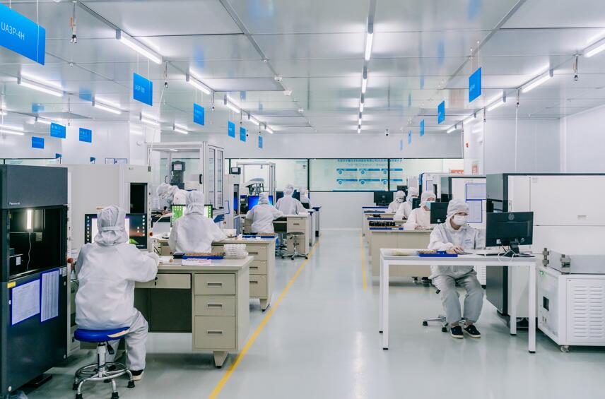 上市科技型企业东莞宇瞳获批200万元建设银行科技信用贷。图为企业生产作业场景。
