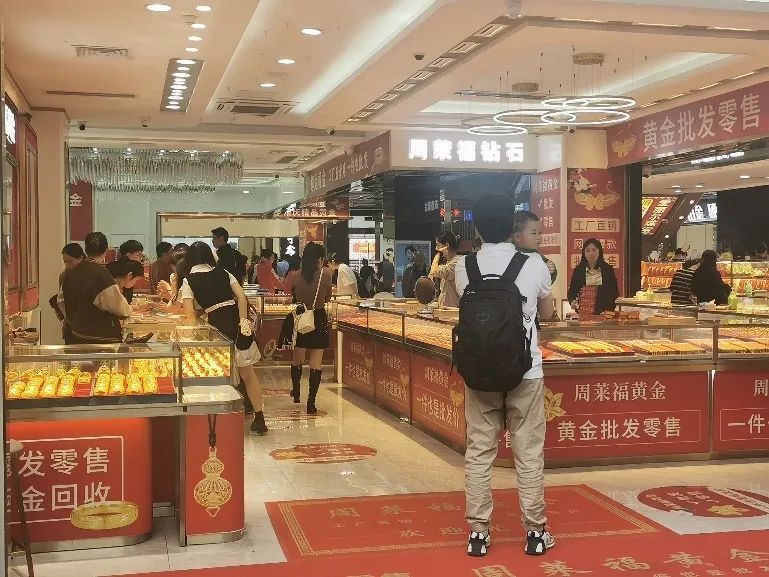 水贝市场内选购饰品的客户熙熙攘攘 图片来源:每经记者 赵景致 摄