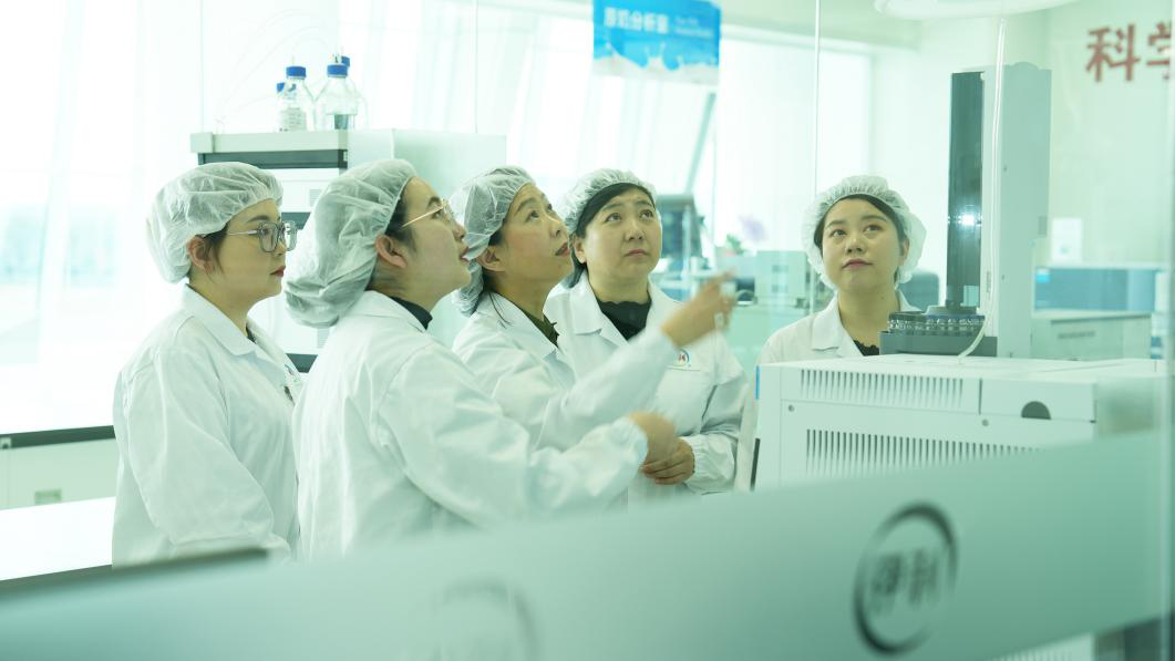 仪器在进化、人才在进化、标准在进化,她们守护着每一滴牛奶的营养与品质