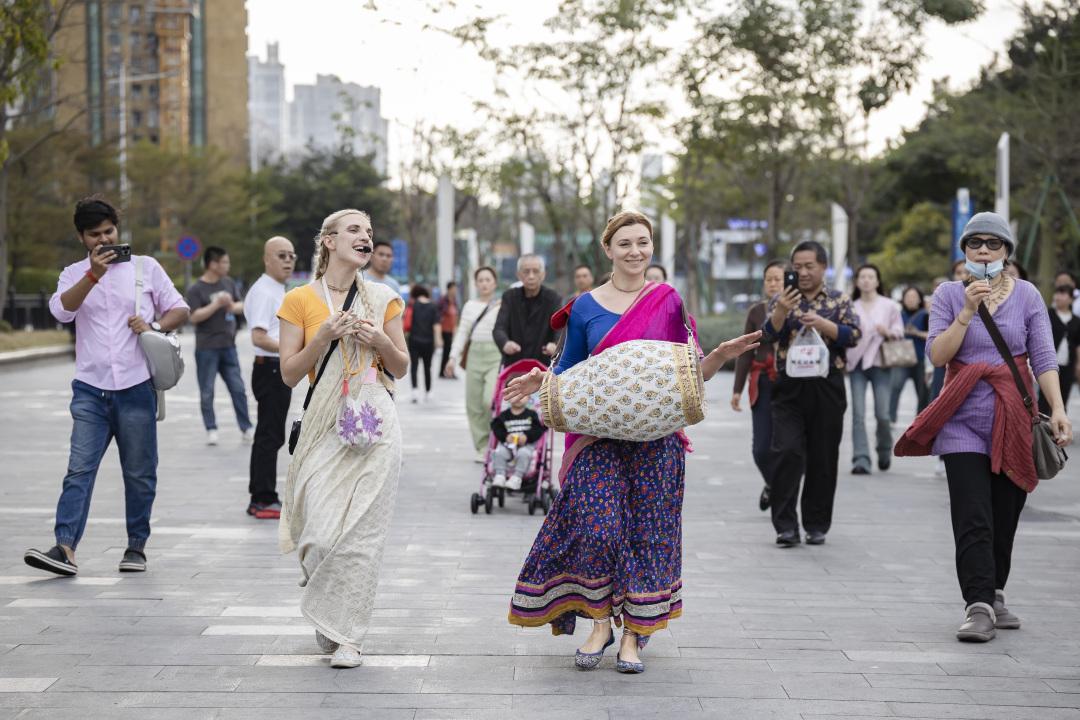 外國遊客在廣州珠江邊載歌載舞。