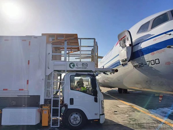 ARJ21新能源食品车保障现场(呼和浩特机场供图)