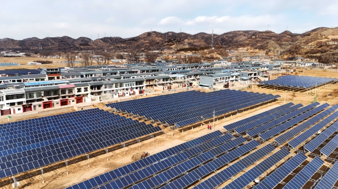 这是位于陕西省米脂县井家畔村的光伏电站 图片来源:新华社记者 邹竞一 摄