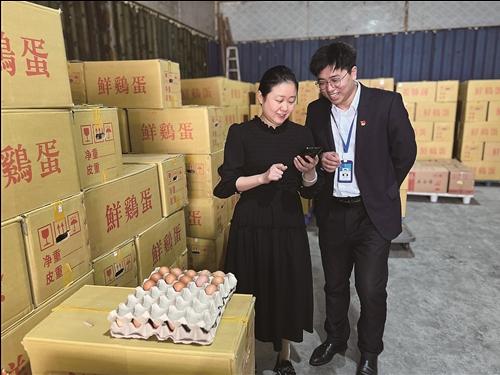 兴业银行台州分行客户经理走访农港城商户。