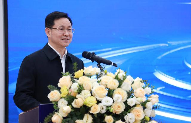 荆们市委副书记、市长陈家伟讲话(李智玲 摄)