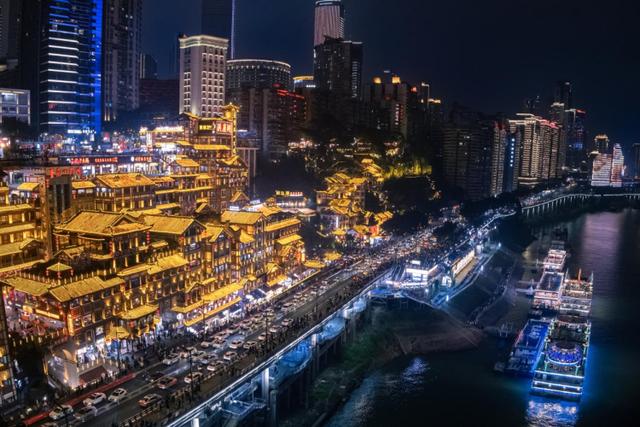重庆城市夜景图/ 来源 视觉中国
