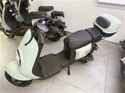 增加电池、加长座椅后的电动自行车。(易民/摄)