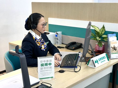 在中国人寿厦门同安客户服务中心,工作人员为线上客户提供“空中客服”远程视频服务。本报记者付秋实摄